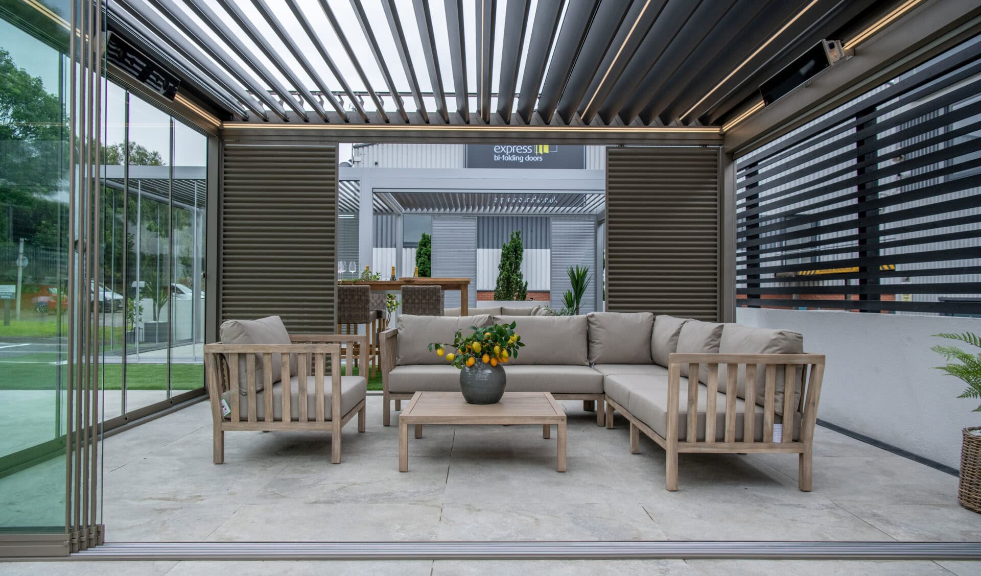 How to Decorate a Pergola for Summer Hosting
