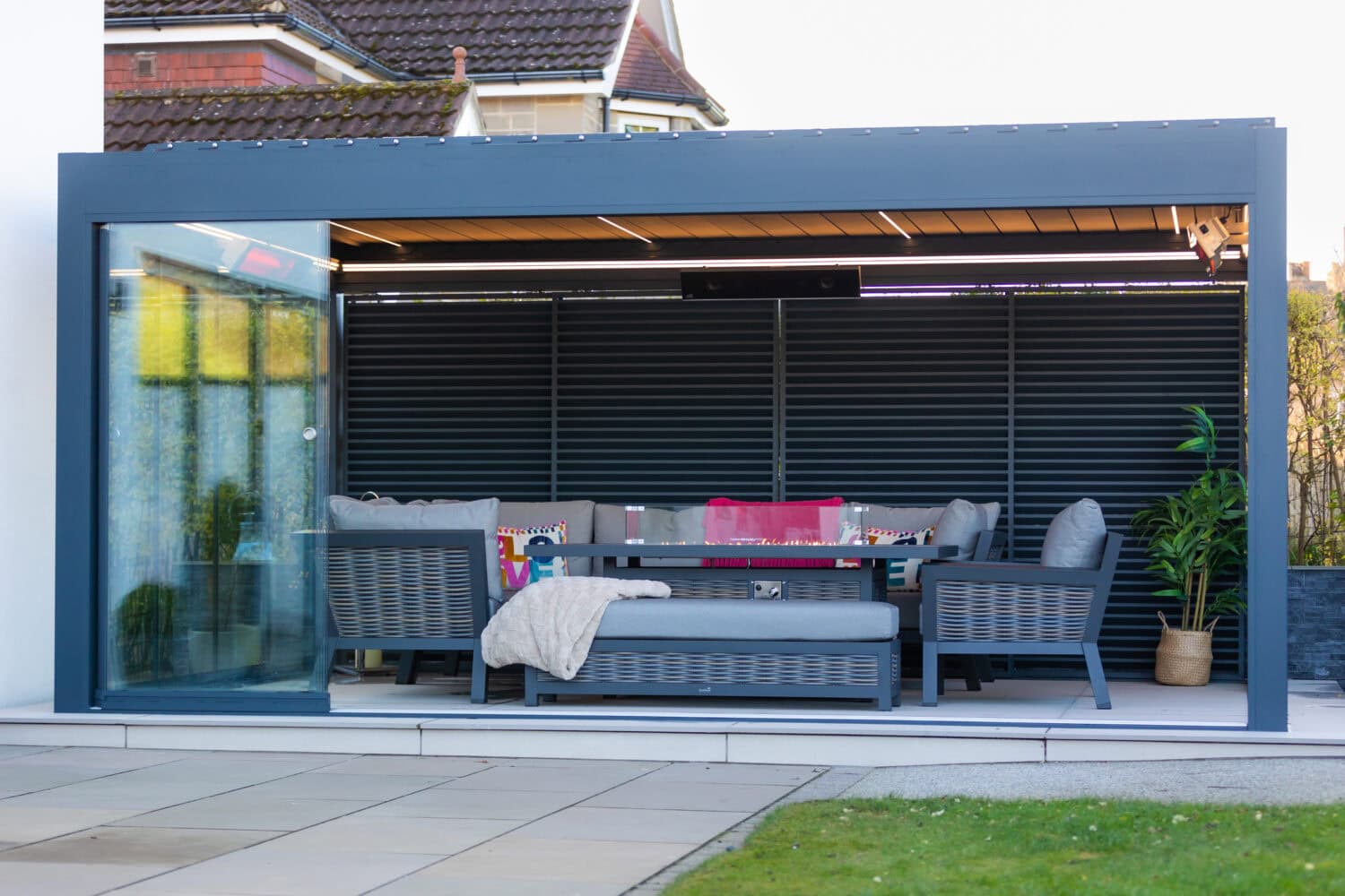 bioclimatic aluminium pergola